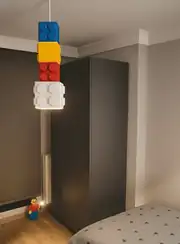 Renkli blok tavan lambası çocuk odasında sarkıt olarak asılı