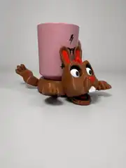 Kahverengi tavşan bardak tutucu üzerinde pembe kupa